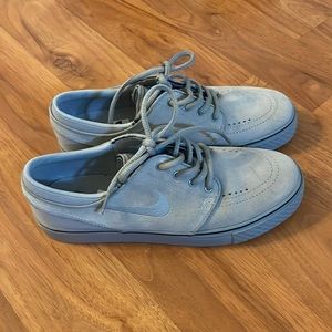 NIKE brand new gray suede SB